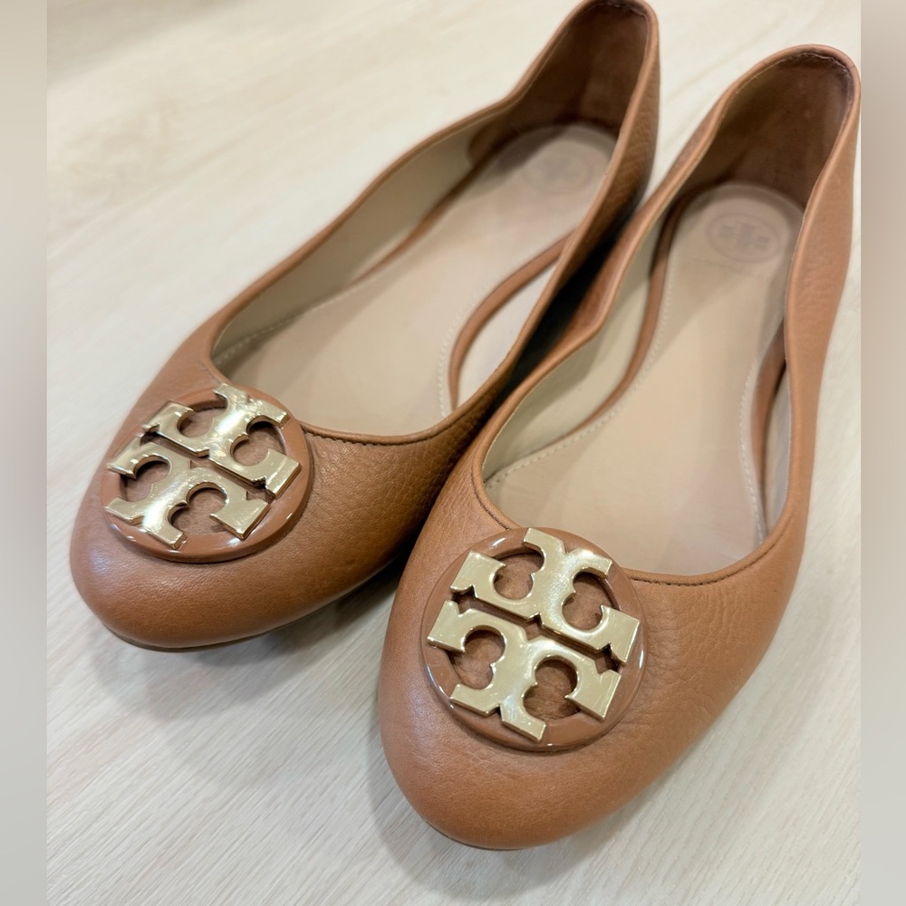 Tory Burch Ballet Flats Gold Logo with Classic Brown Tan Carmel color Size 8